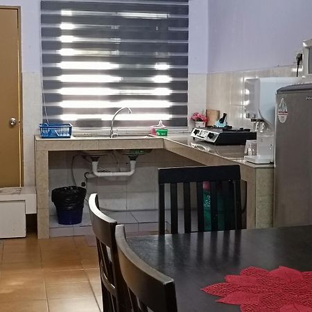 Homestay Lestari Klia Sepang Exterior photo